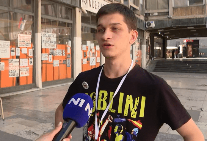 Српски студент: Полицијата ме тепаше 10 минути, наизменично удирајќи ми шлаканици, ми ја маваа главата од стаклото