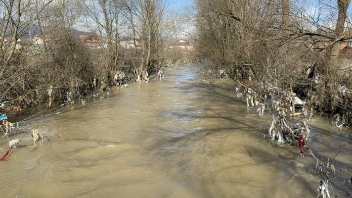 Kичево под вода – излевањето на реката Зајашка уништи цели објекти