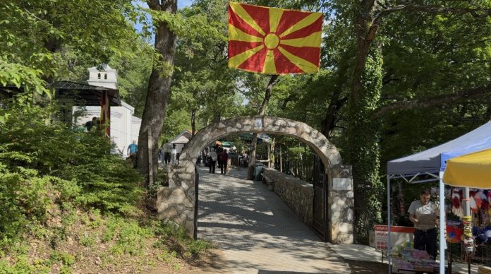Духовден свечено одбележан во Црквата „Света Троица“ во село Блаце