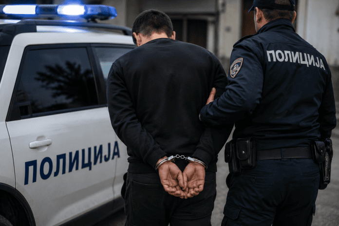 Не му дале пари, па демолирал дом и тргнал со нож кон татко си – приведен 32-годишник